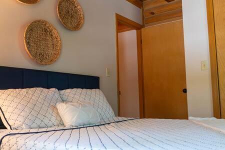 Cozy 2 Bedroom Cabin Nestled In Wooded Hideaway Monterey Εξωτερικό φωτογραφία
