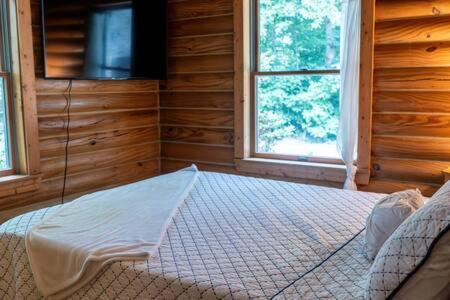 Cozy 2 Bedroom Cabin Nestled In Wooded Hideaway Monterey Εξωτερικό φωτογραφία